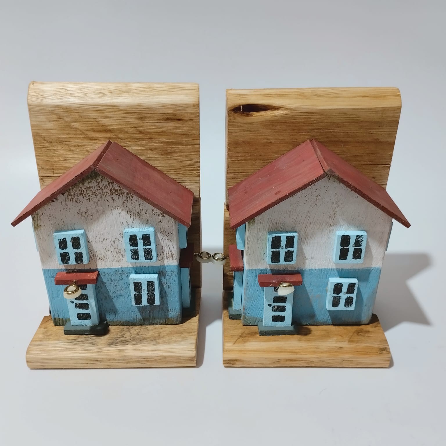 Par de aparadores tipo casinha