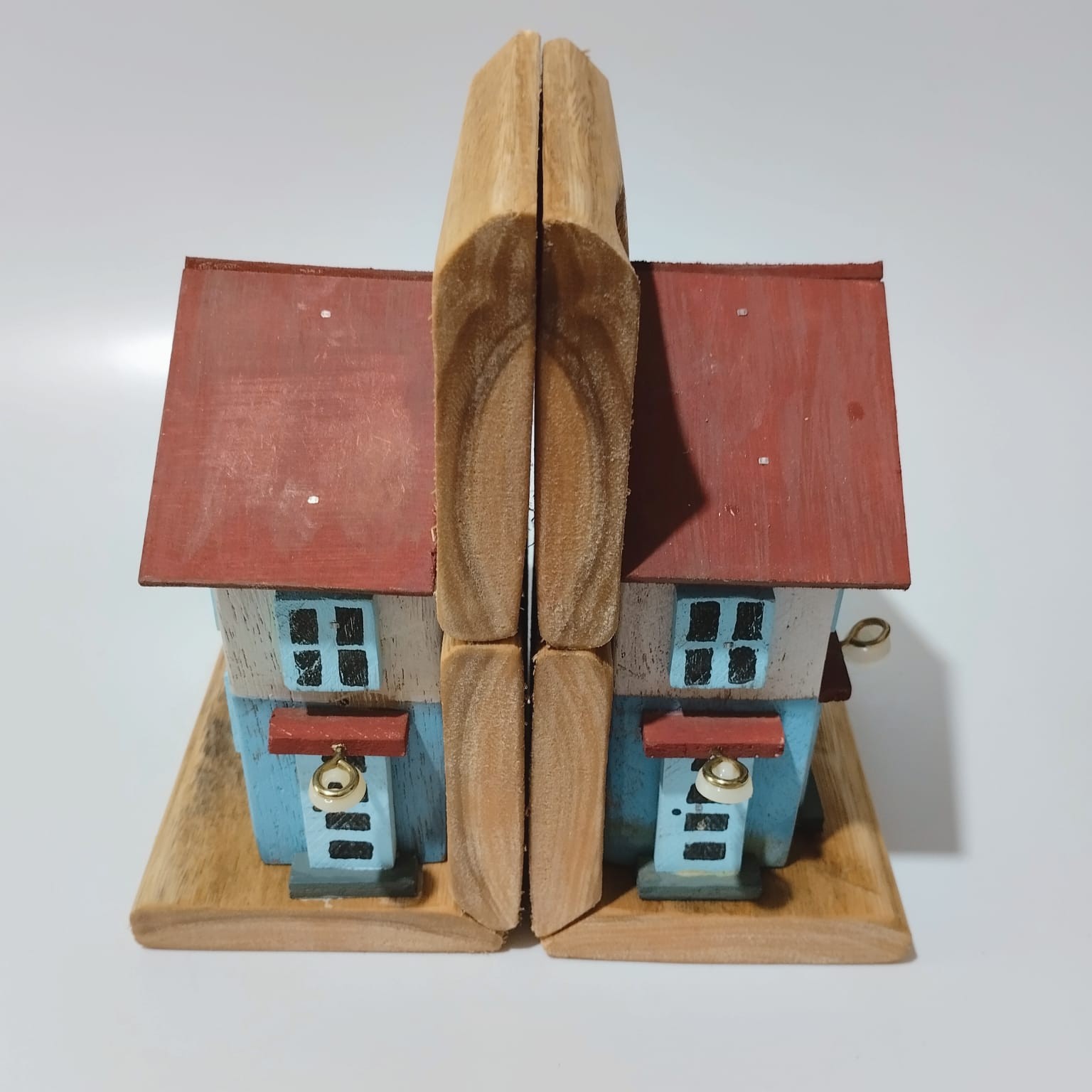 Par de aparadores tipo casinha