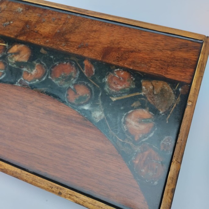 Bandeja de madeira maciça com resina