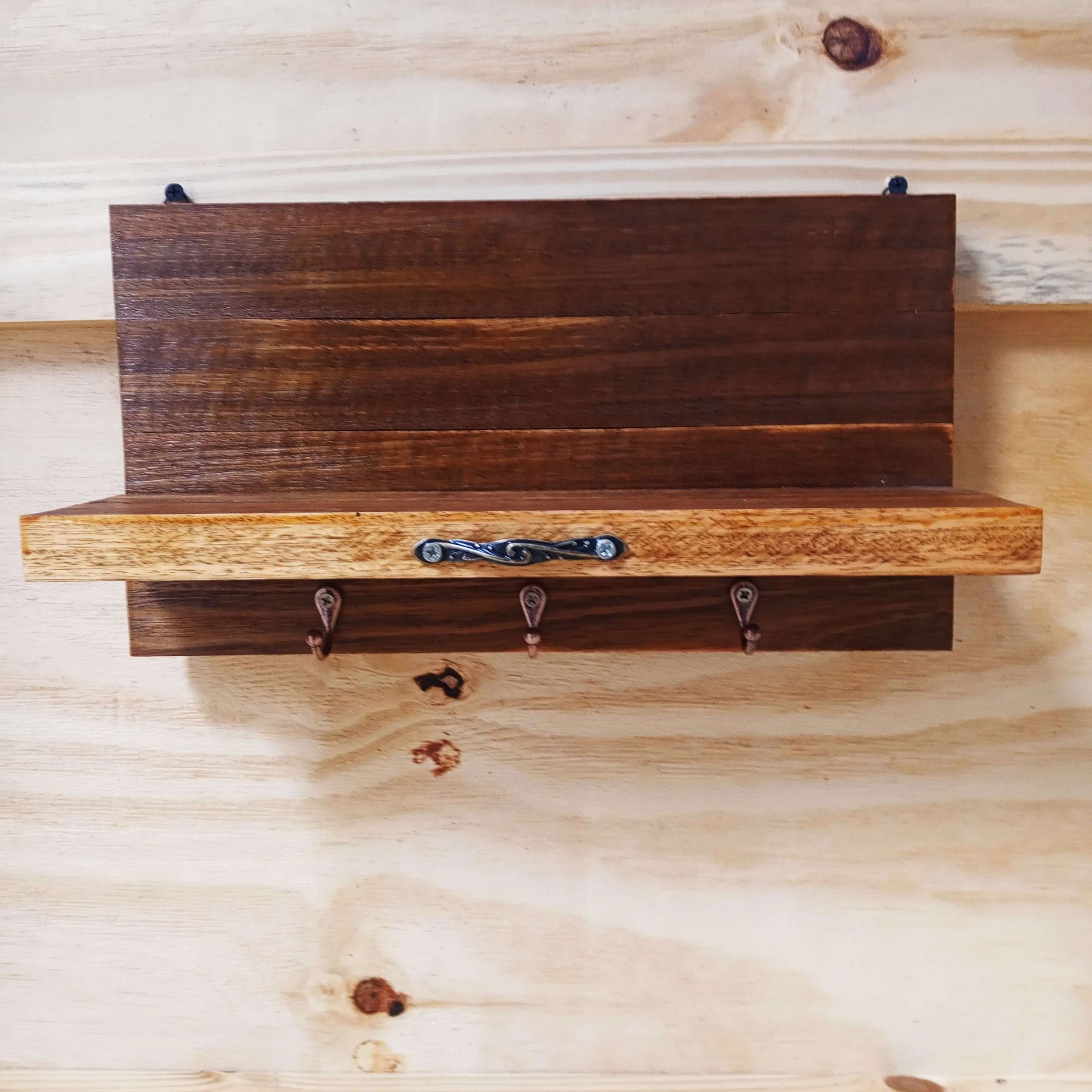 Cabideiro multiuso com prateleira