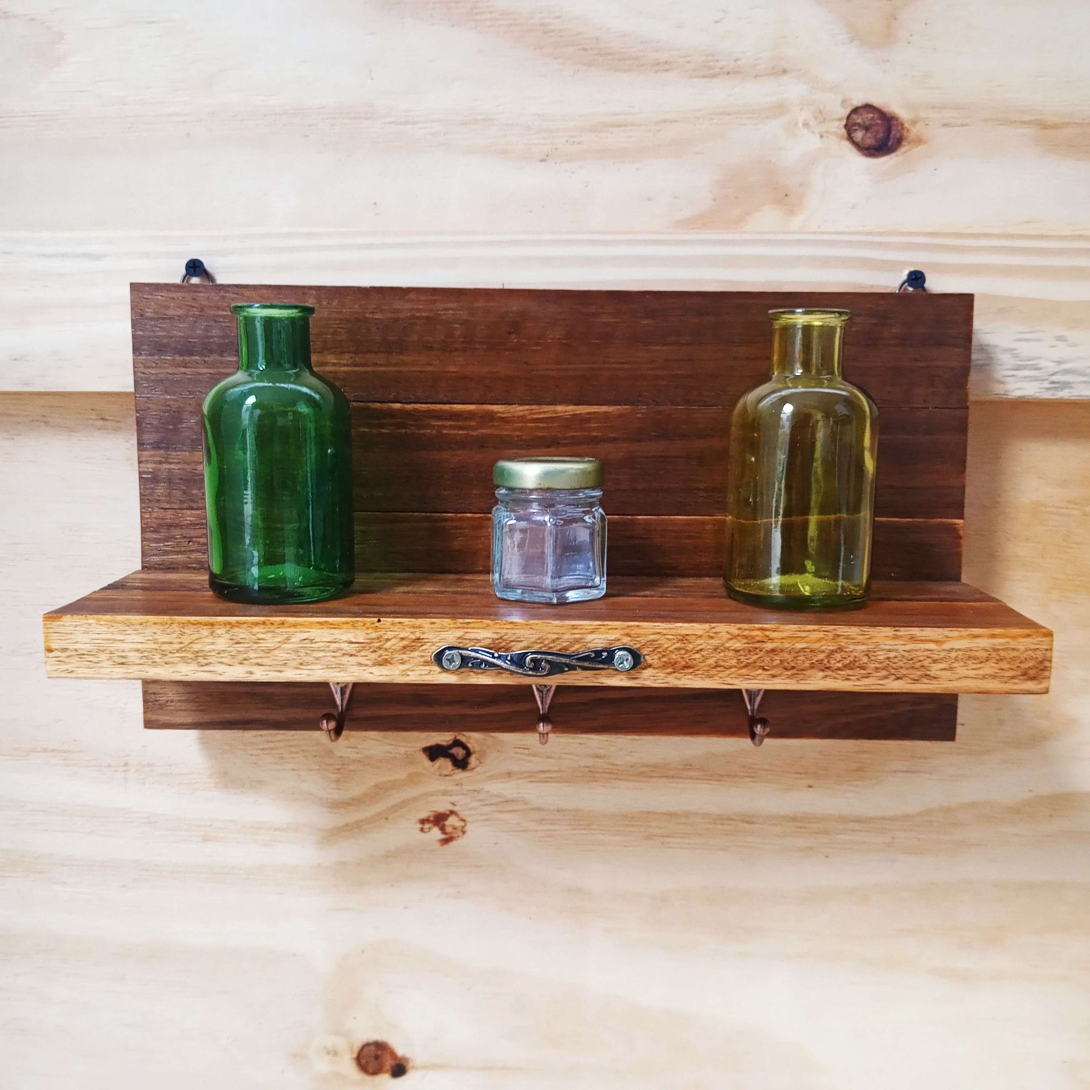 Cabideiro multiuso com prateleira