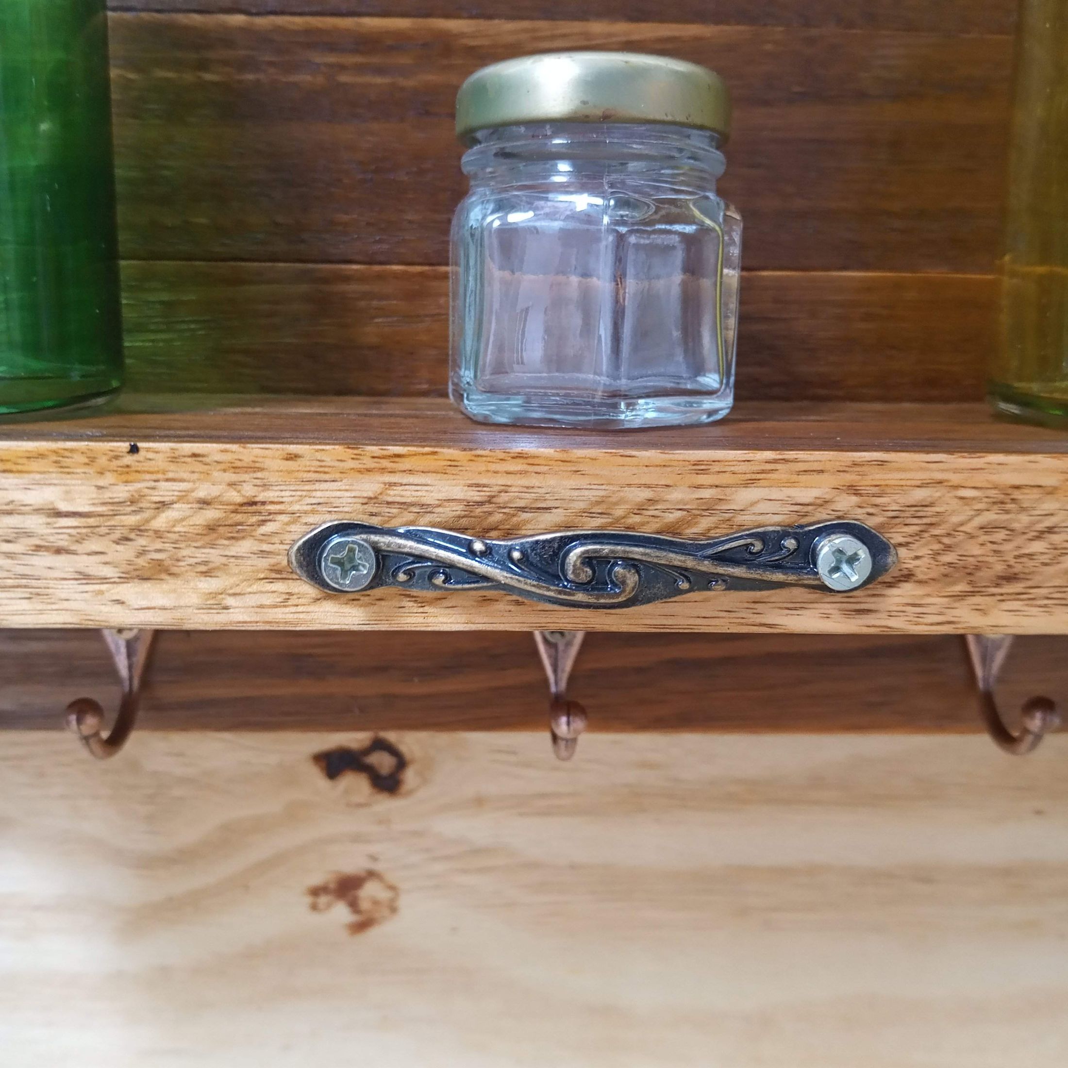 Cabideiro multiuso com prateleira