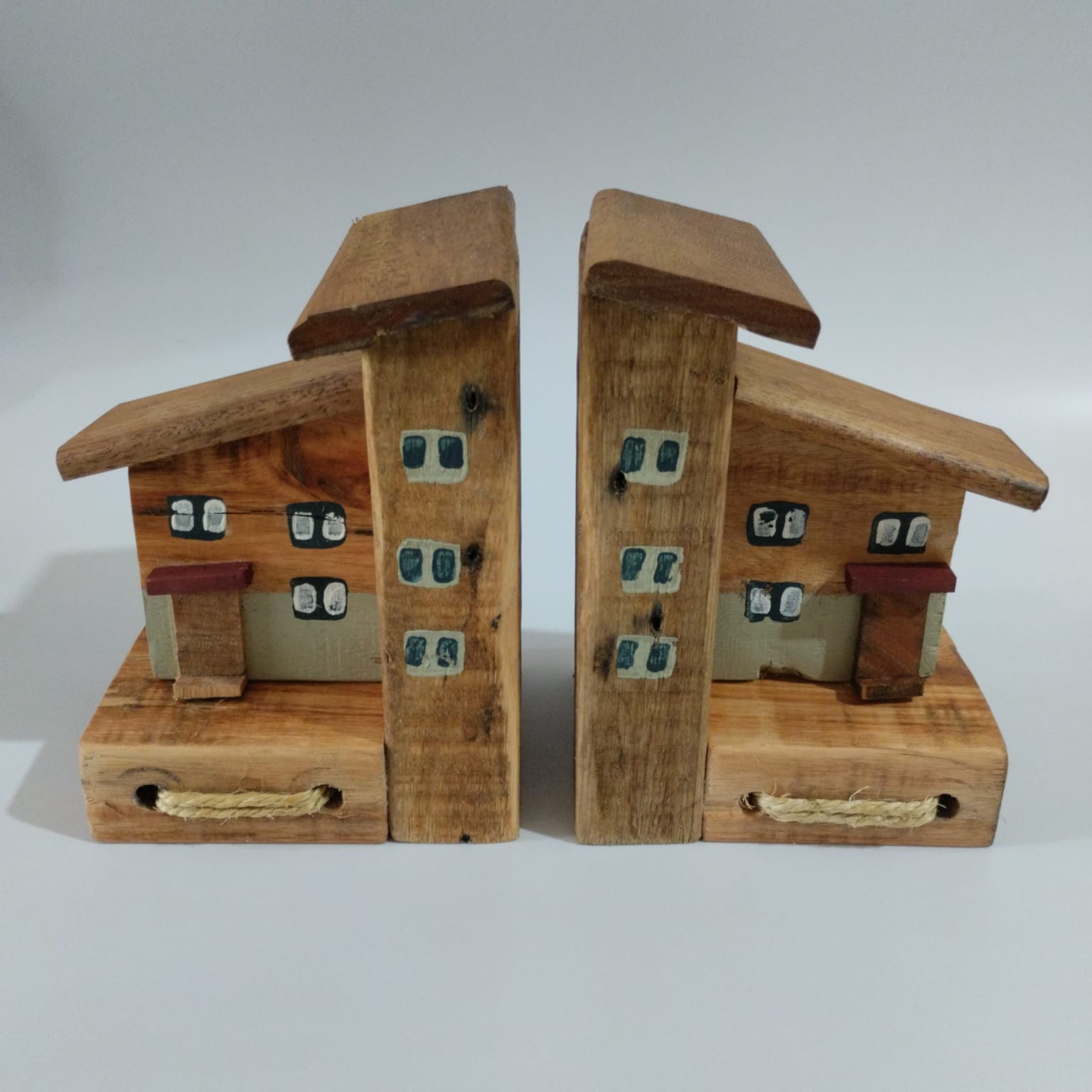 Par de aparadores tipo casinha