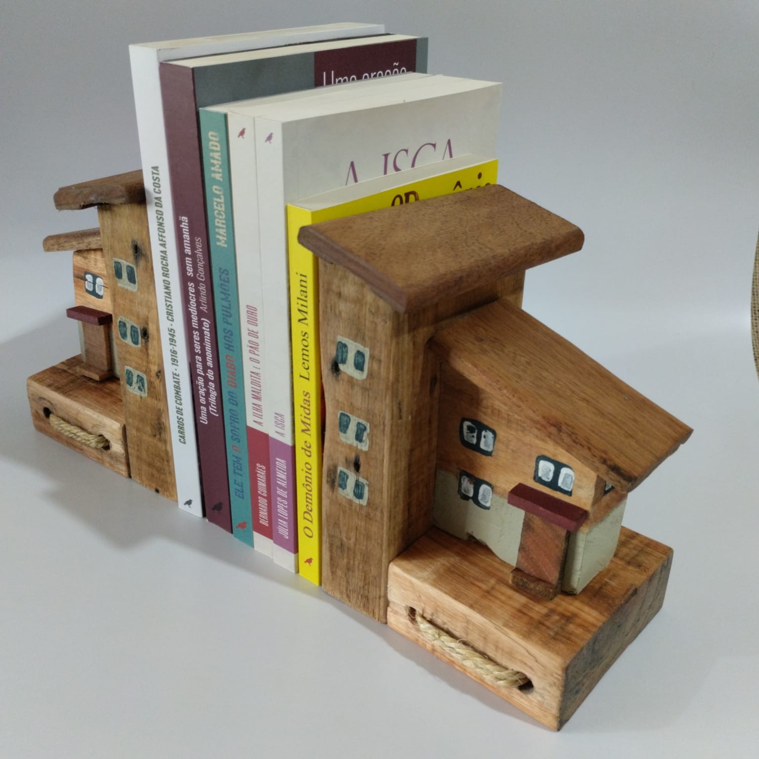 Par de aparadores tipo casinha