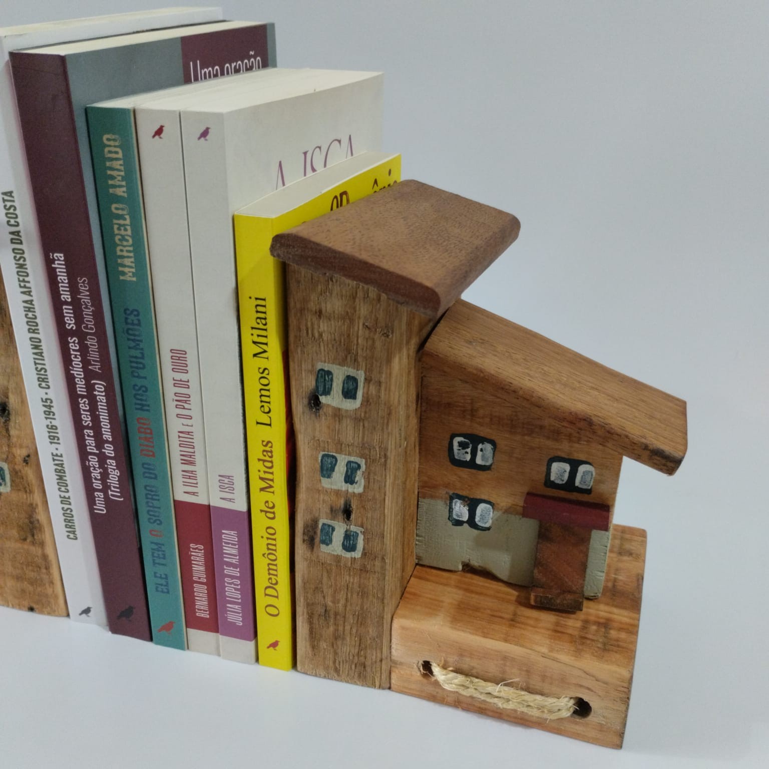 Par de aparadores tipo casinha