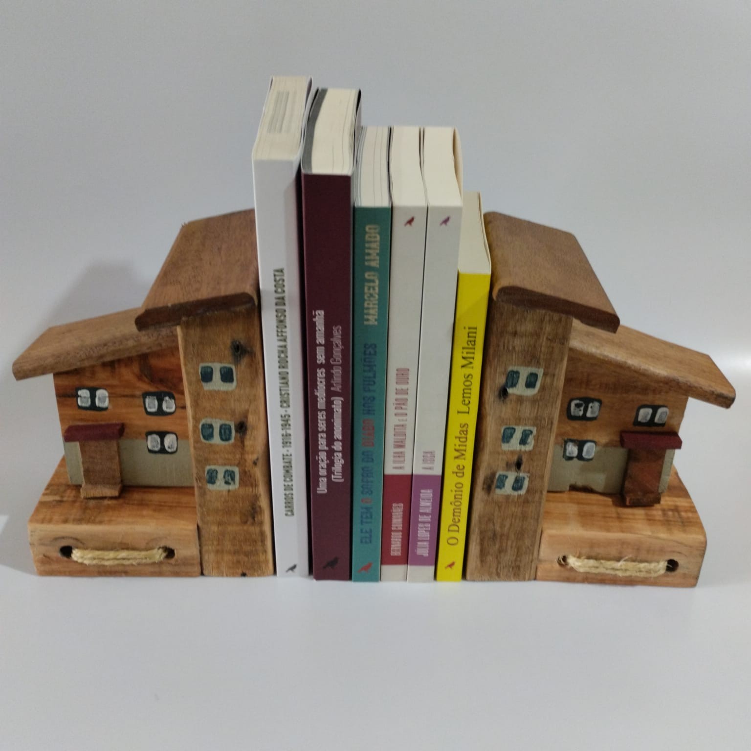 Par de aparadores tipo casinha