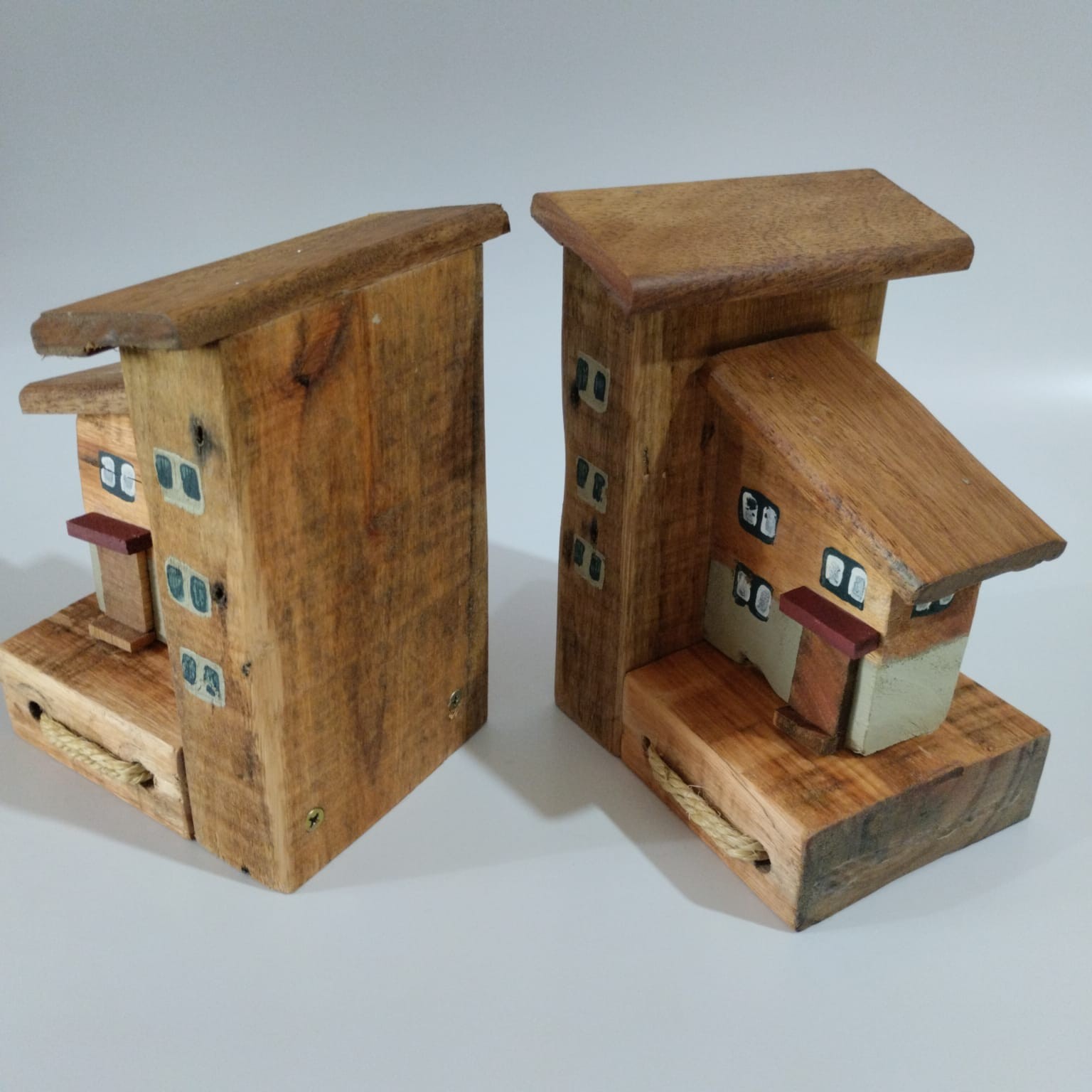 Par de aparadores tipo casinha