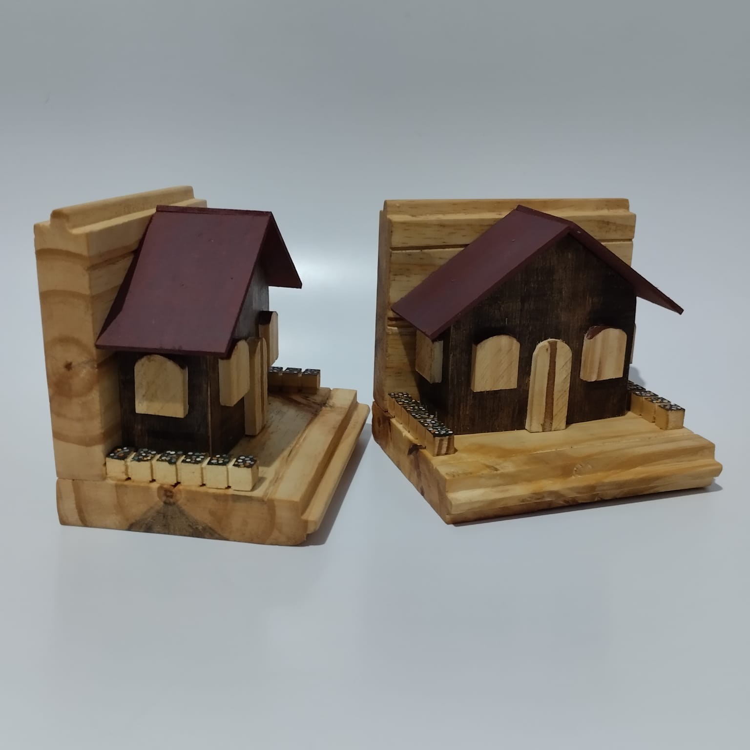 Par de aparadores tipo casinha