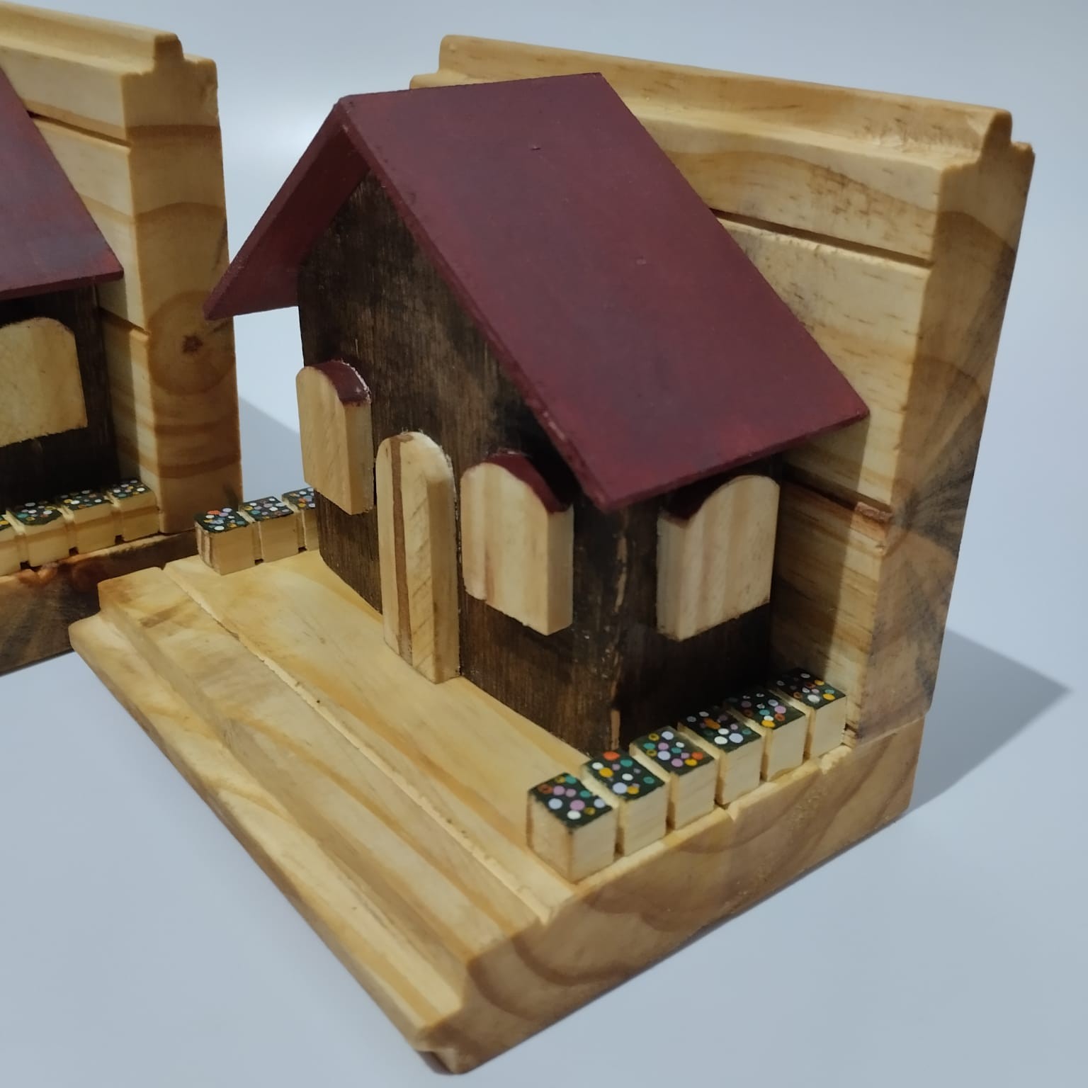 Par de aparadores tipo casinha