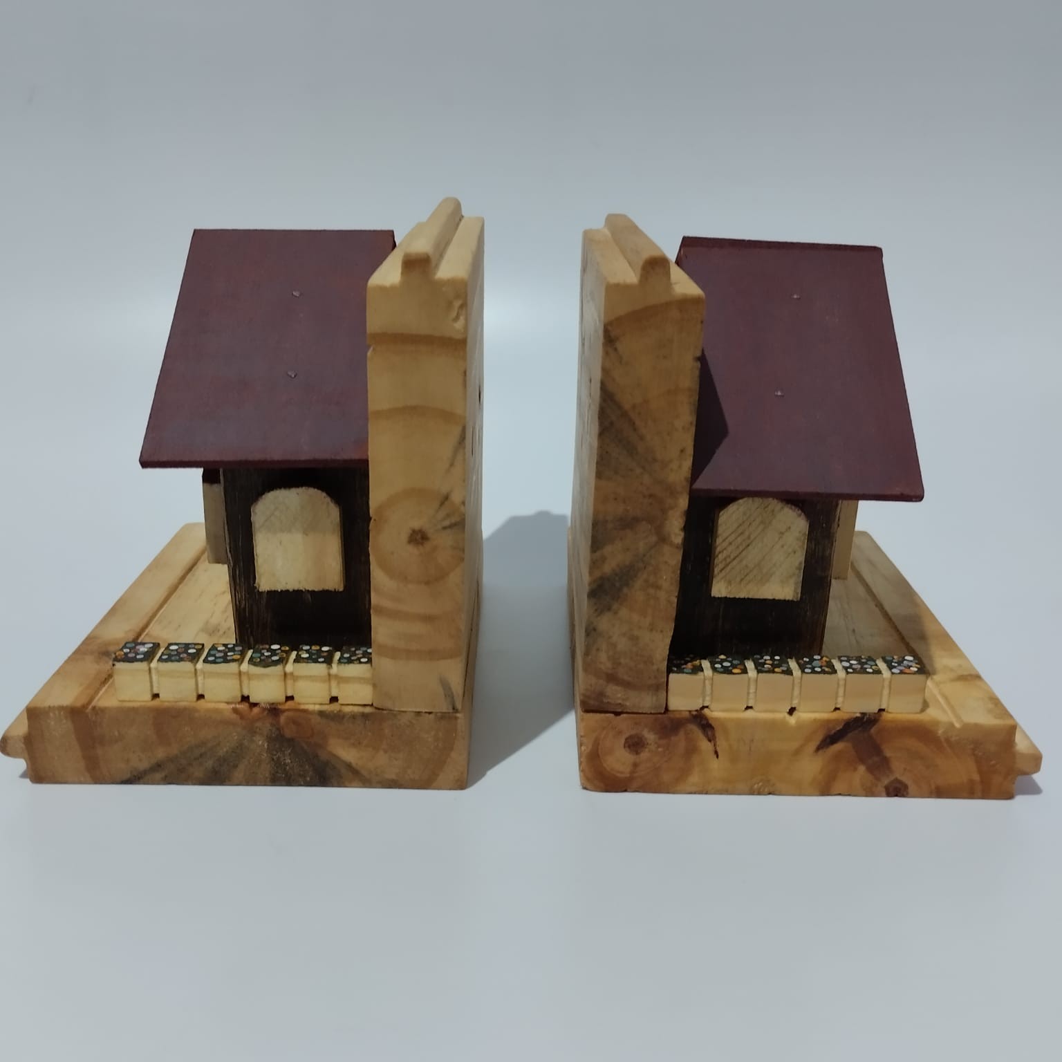 Par de aparadores tipo casinha