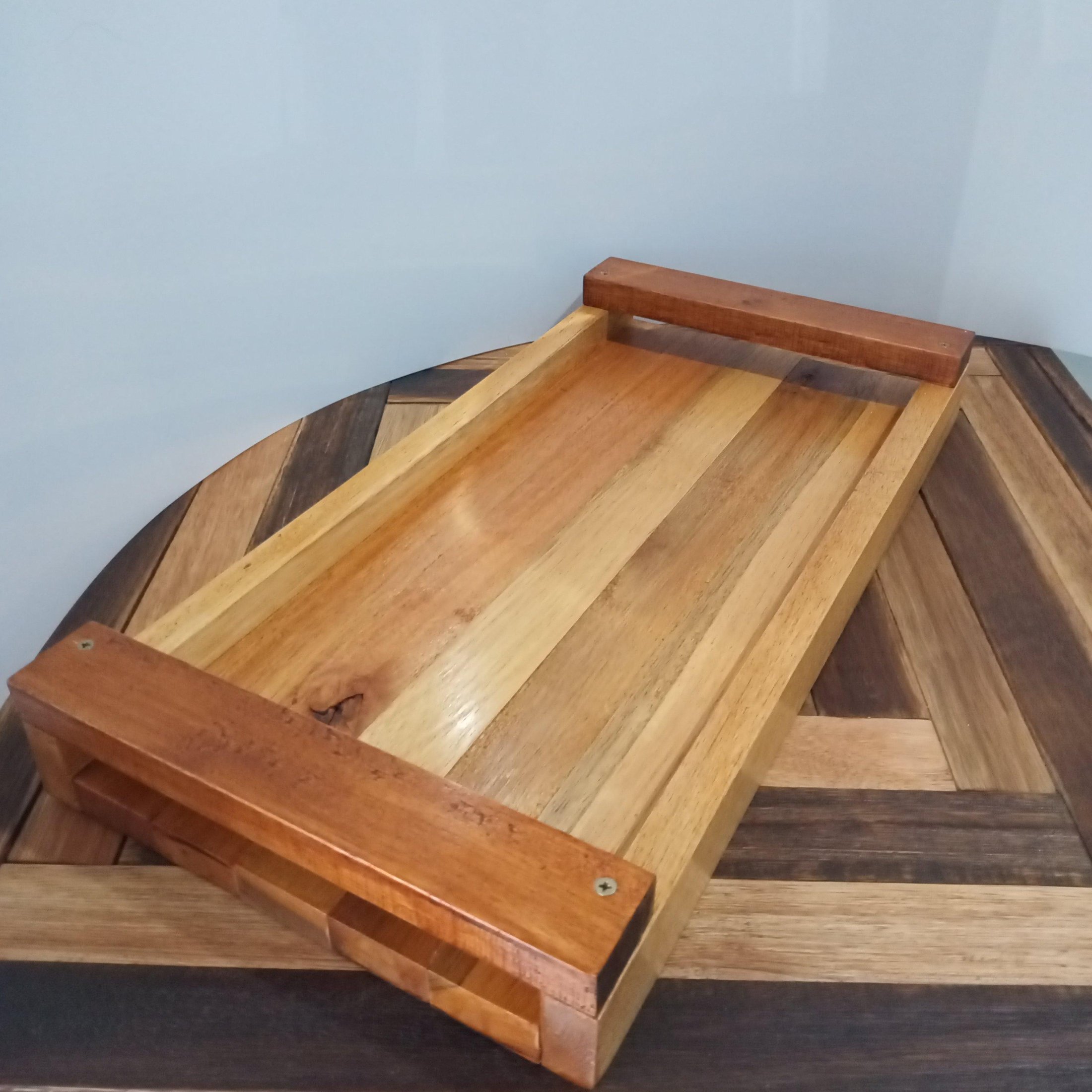 Bandeja em madeira de eucalipto