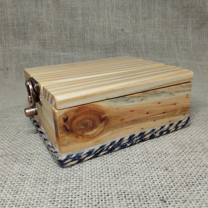 Porta-joias PEQUENO em madeira maciça com tampa