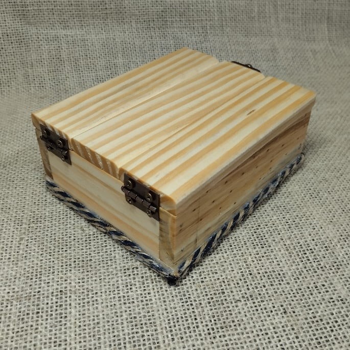 Porta-joias PEQUENO em madeira maciça com tampa