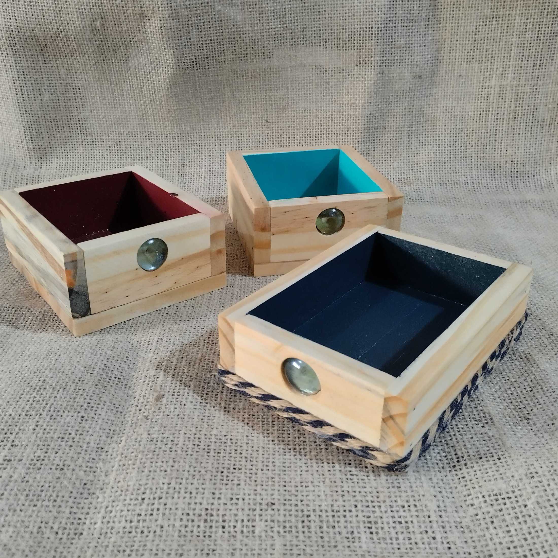 Porta-joias PEQUENO em madeira maciça sem tampa