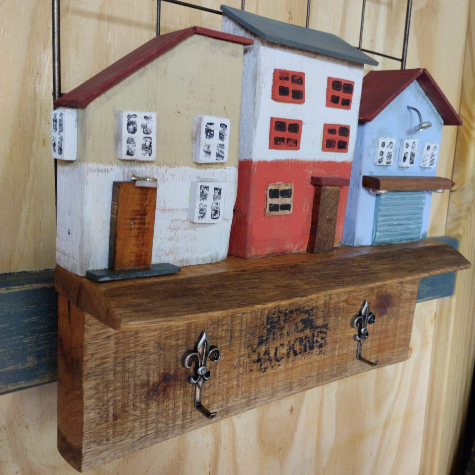 Cabideiro multiuso com casinhas