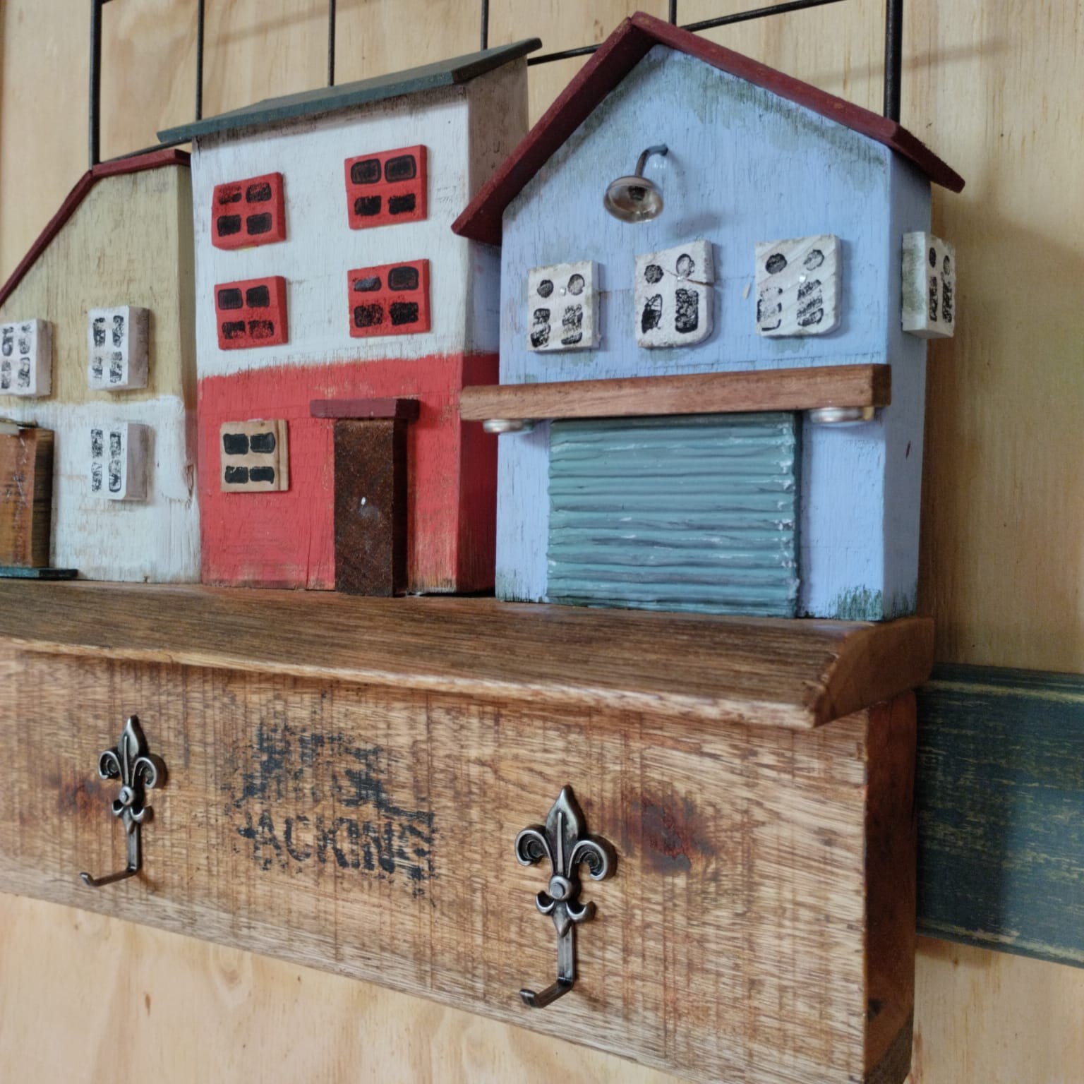 Cabideiro multiuso com casinhas