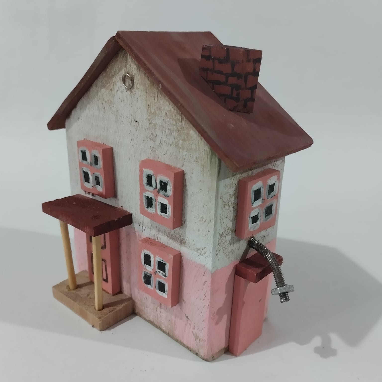 Casinha decorativa branca e rosa