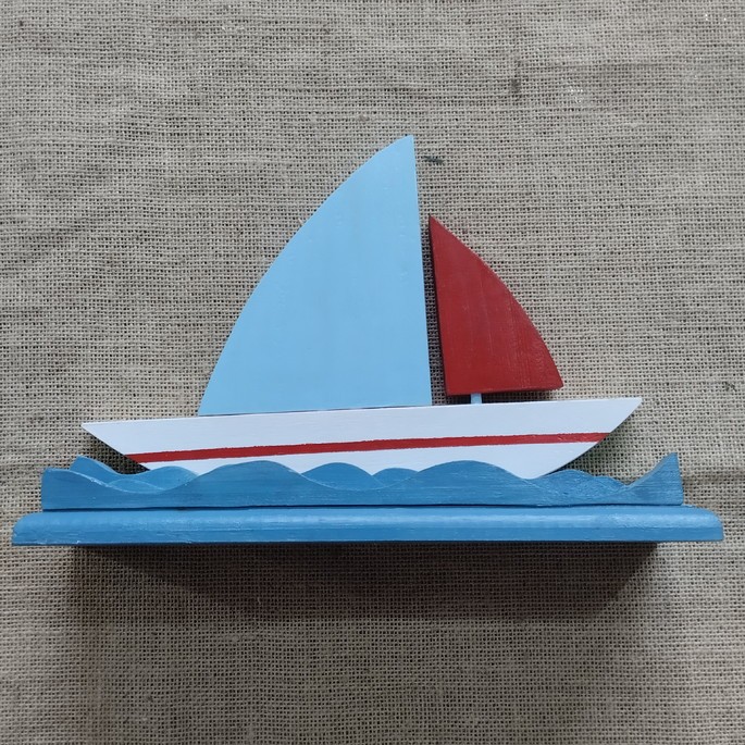 Barquinho azul claro e vermelho