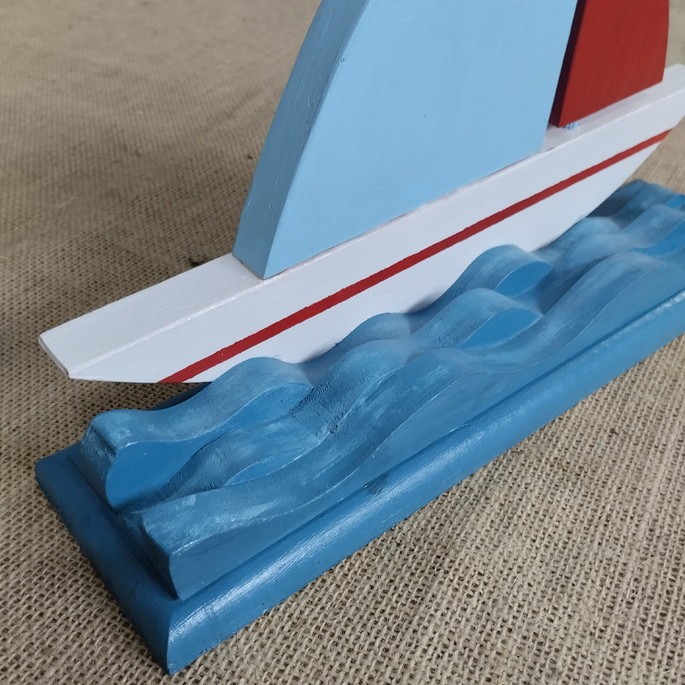 Barquinho azul claro e vermelho