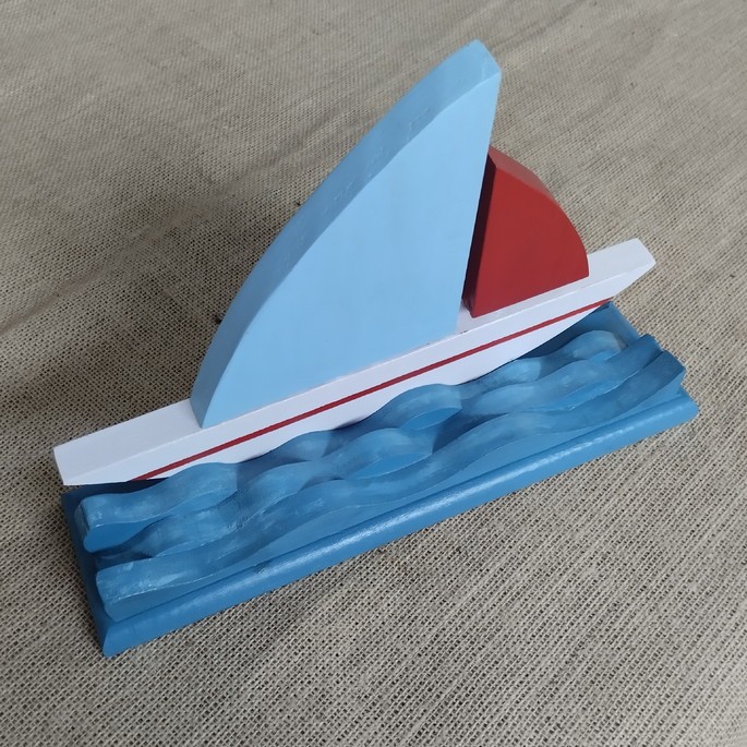 Barquinho azul claro e vermelho