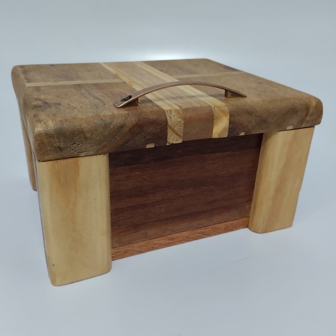 Porta-joias em madeira maciça