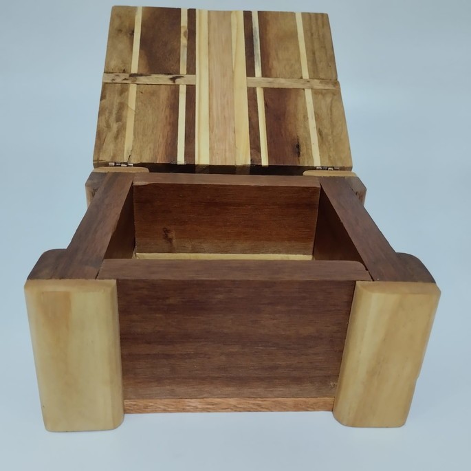 Porta-joias em madeira maciça