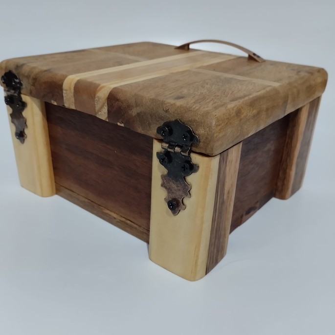 Porta-joias em madeira maciça