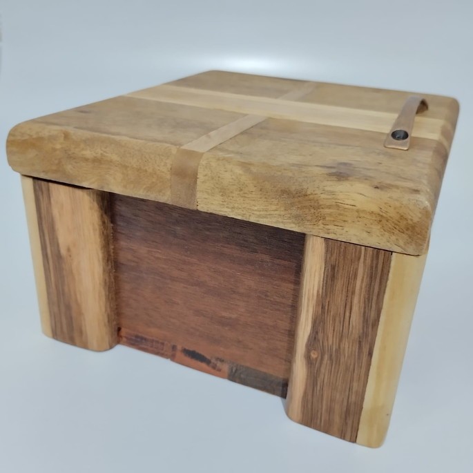 Porta-joias em madeira maciça