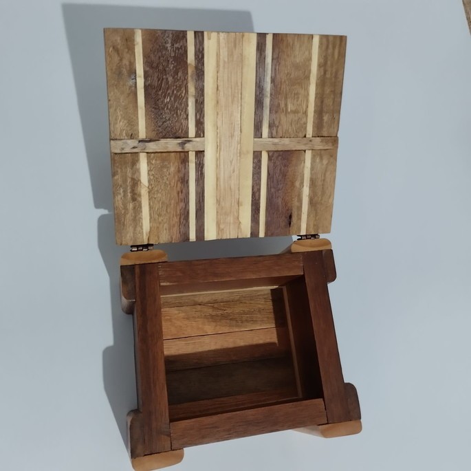 Porta-joias em madeira maciça