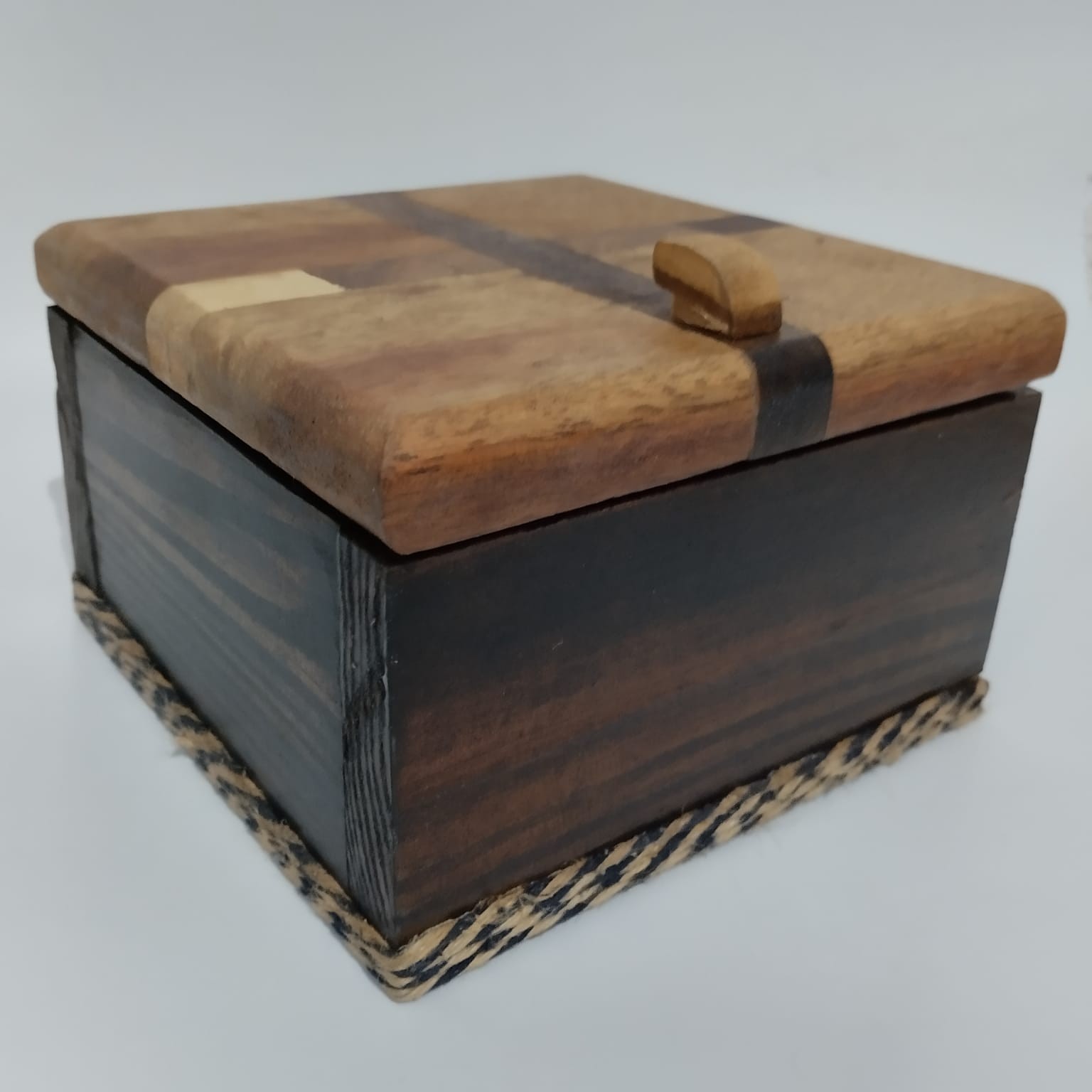 Porta-joias em madeira maciça