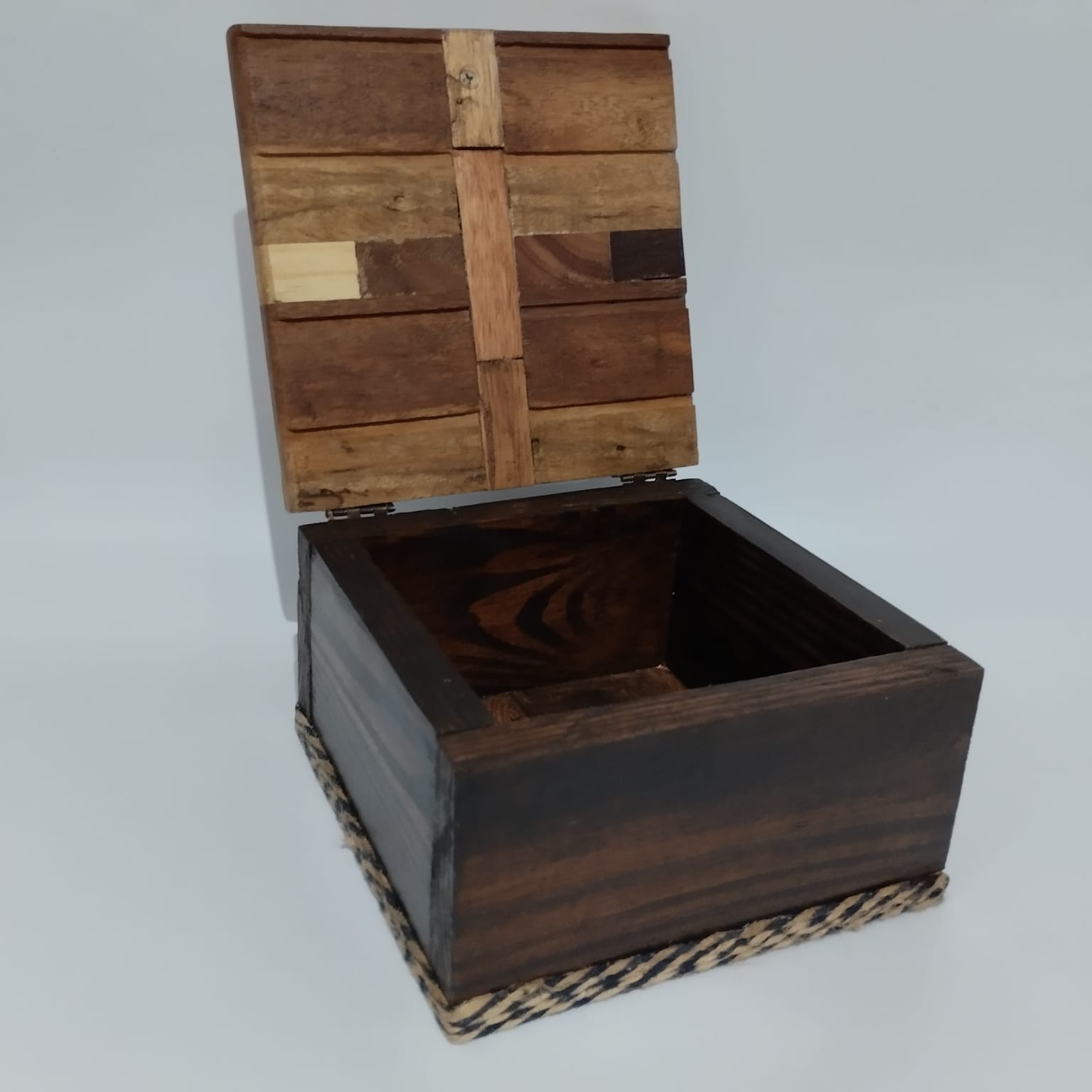 Porta-joias em madeira maciça