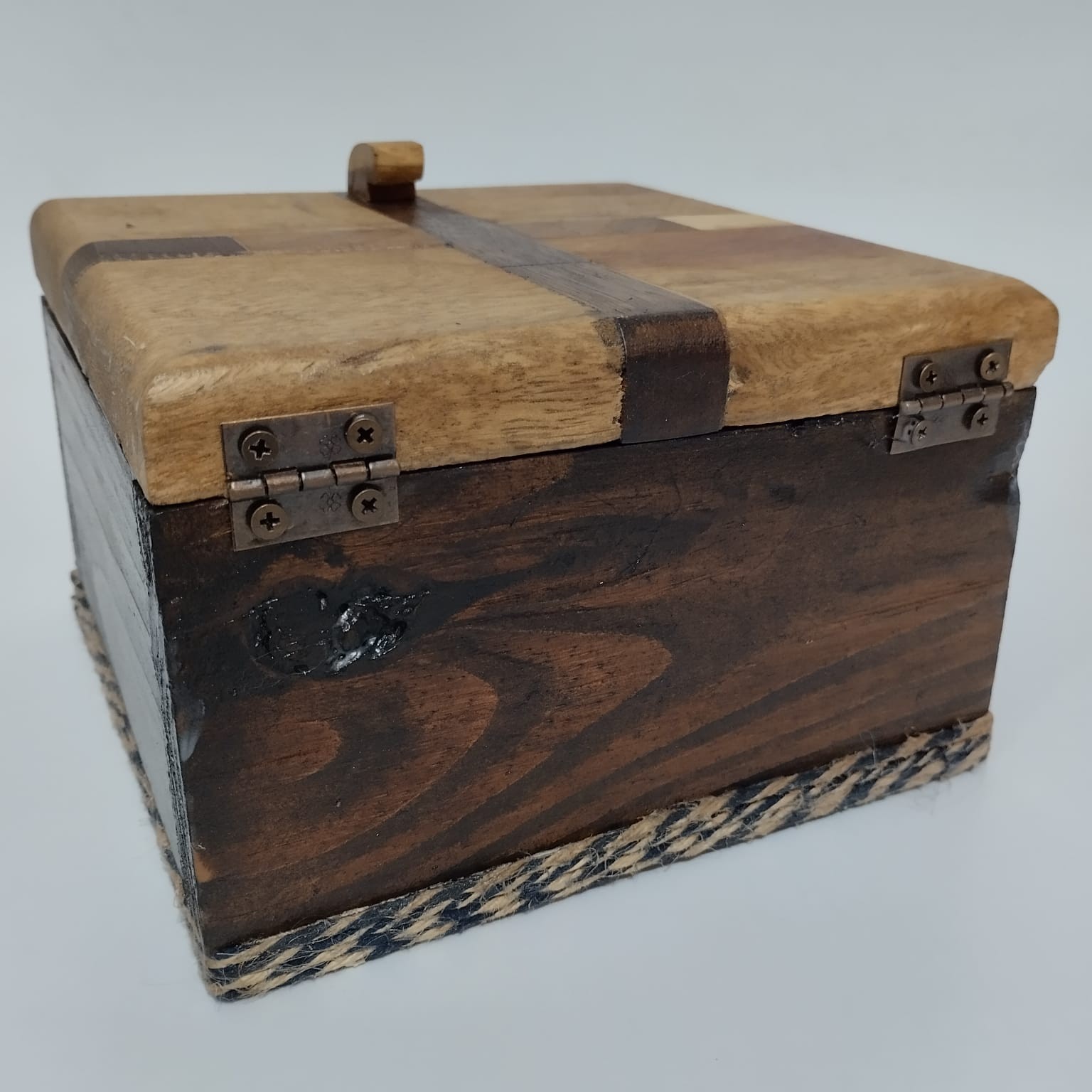 Porta-joias em madeira maciça