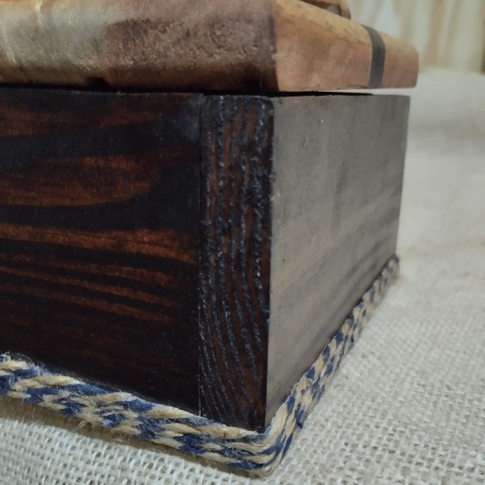 Porta-joias em madeira maciça