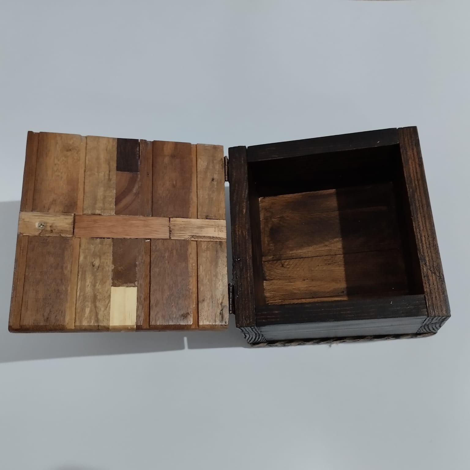 Porta-joias em madeira maciça