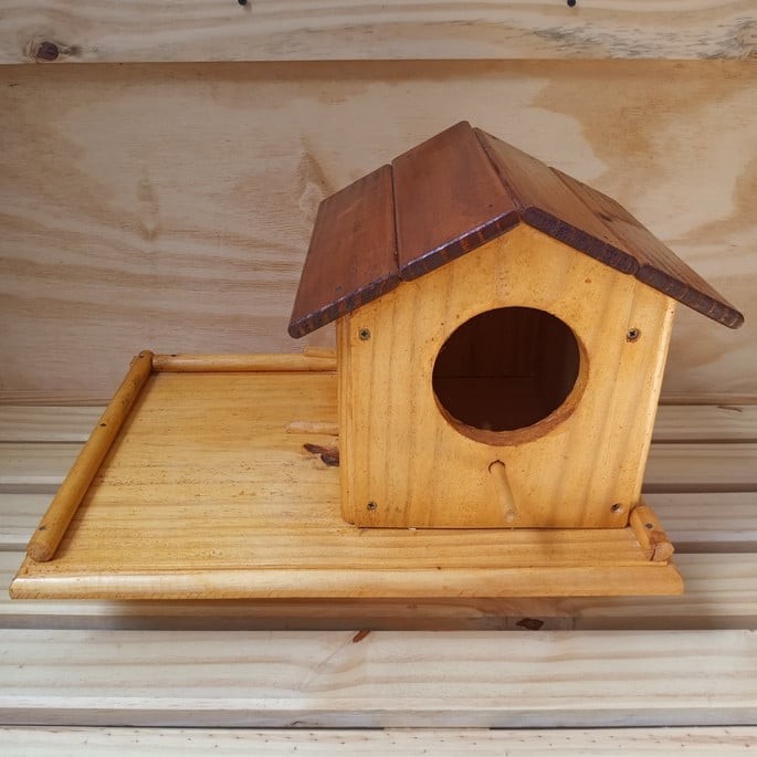 Casa de passarinhos com comedouro lateral