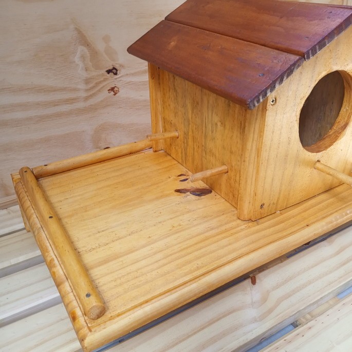 Casa de passarinhos com comedouro lateral