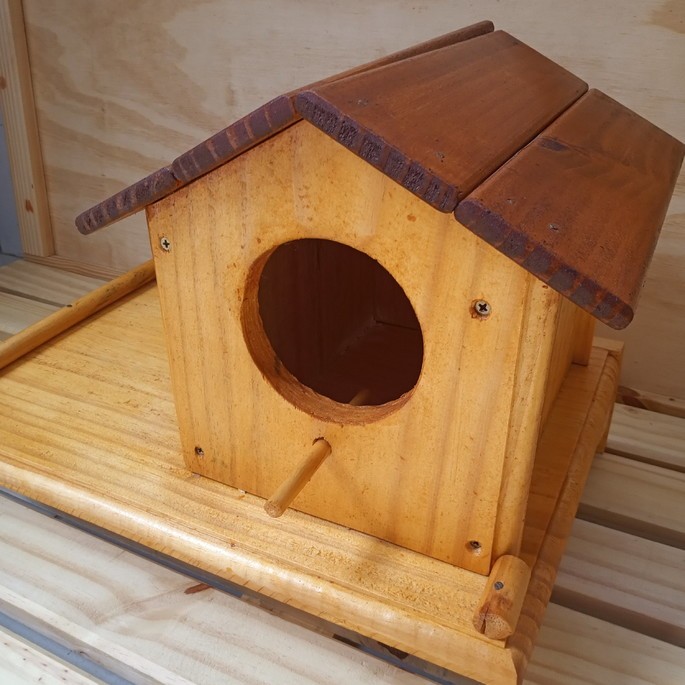 Casa de passarinhos com comedouro lateral