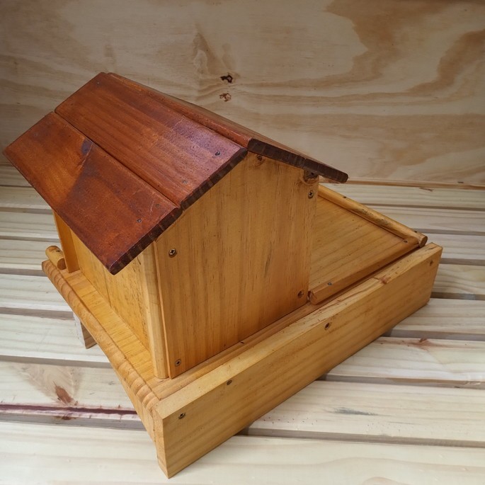 Casa de passarinhos com comedouro lateral