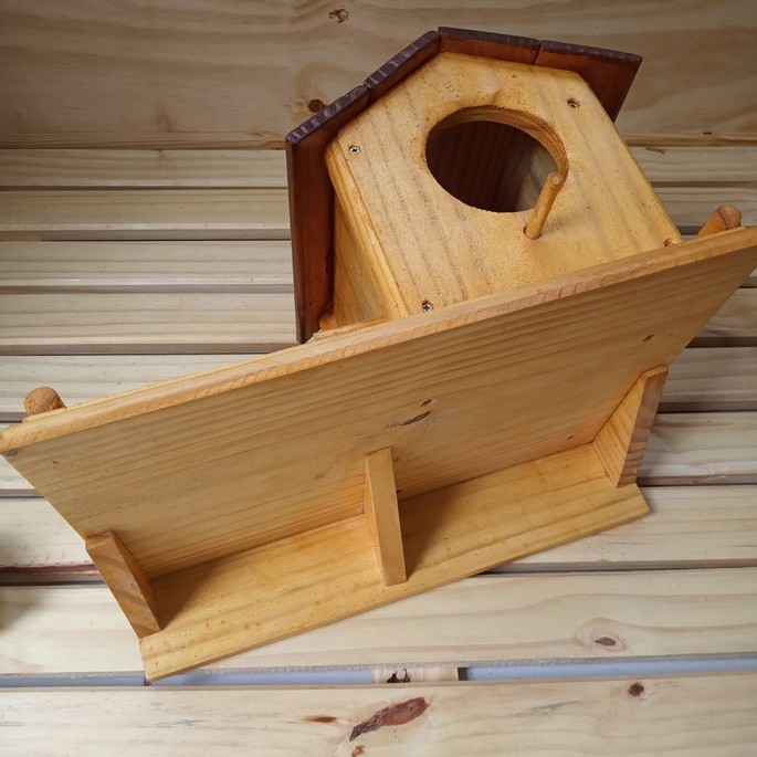 Casa de passarinhos com comedouro lateral