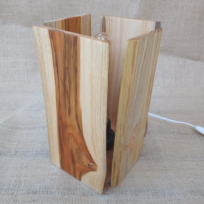 Luminária rústica em madeira Teca