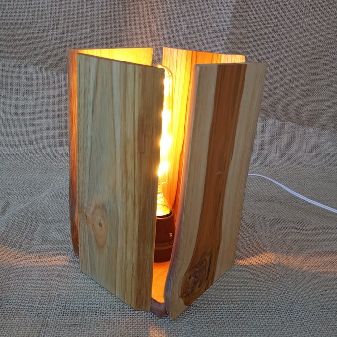 Luminária rústica em madeira Teca